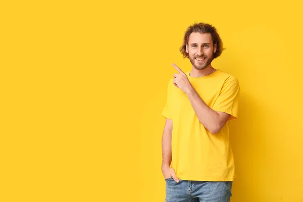 Hombre Joven Guapo Elegante Camiseta Que Apunta Algo Fondo Amarillo — Foto de Stock