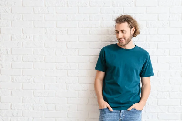 Hombre Joven Guapo Camiseta Sobre Fondo Ladrillo Blanco — Foto de Stock