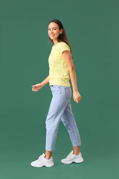 Mulher Muito Jovem Elegante Shirt Fundo Verde — Fotografia de Stock