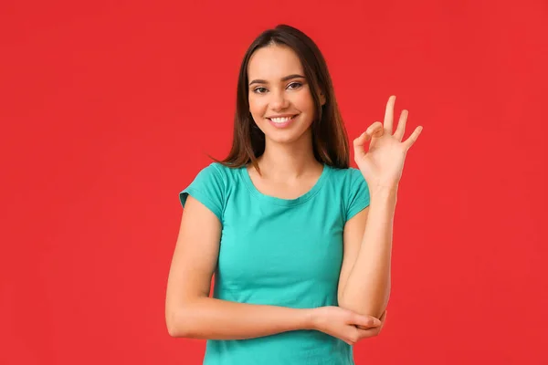 Söt Ung Kvinna Snygg Shirt Som Visar Röd Bakgrund — Stockfoto