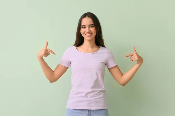 Mujer Bastante Joven Elegante Camiseta Sobre Fondo Verde — Foto de Stock