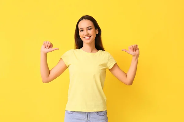 Mujer Bastante Joven Con Elegante Camiseta Sobre Fondo Amarillo —  Fotos de Stock