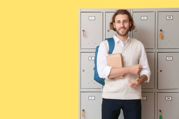 Estudante Sexo Masculino Com Livros Perto Armário Fundo Amarelo — Fotografia de Stock