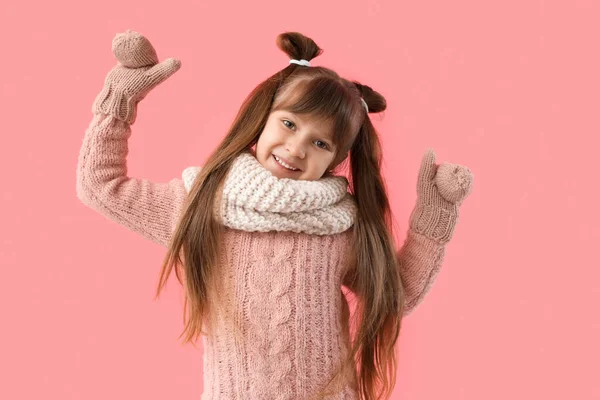 Grappig Klein Meisje Winter Kleren Roze Achtergrond — Stockfoto
