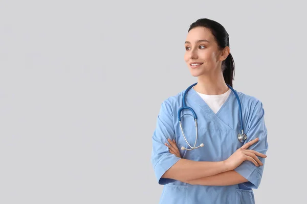 灰色の背景に女性医師の肖像画 — ストック写真