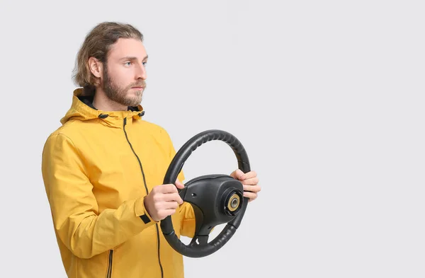 Hombre Guapo Con Volante Sobre Fondo Gris — Foto de Stock