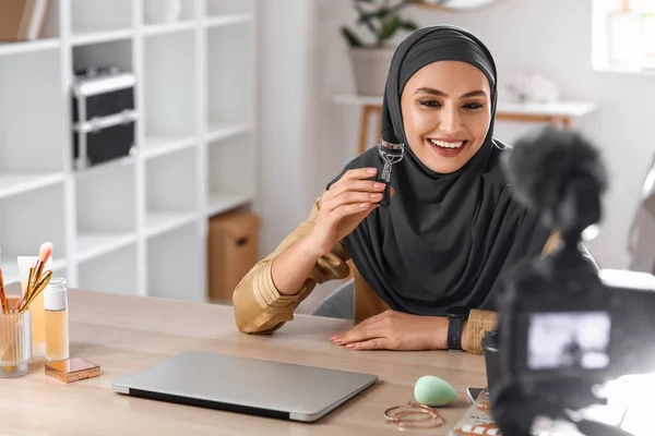 Blogger Musulmán Belleza Con Rizador Grabando Vídeo Casa —  Fotos de Stock