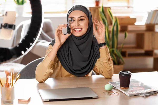 Blogger Musulmán Belleza Con Rizador Grabando Vídeo Casa —  Fotos de Stock