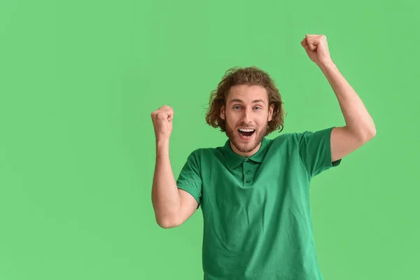 Hombre Joven Feliz Camiseta Sobre Fondo Verde — Foto de Stock