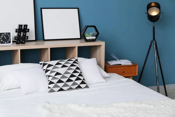 Comfortabel Bed Lamp Blanco Posters Plank Bij Blauwe Wand — Stockfoto