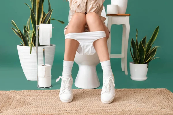 Jonge Vrouw Zitten Toilet Kom Tegen Groene Achtergrond — Stockfoto