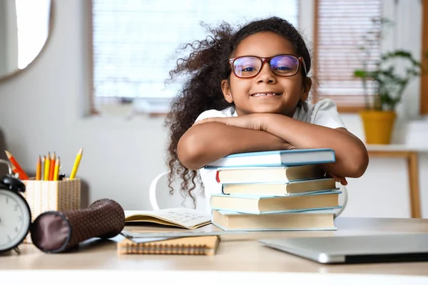 Kis Afro Amerikai Lány Aki Otthon Tanul — Stock Fotó