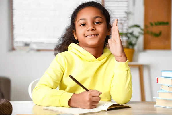 Kis Afro Amerikai Lány Felteszi Neki Online Tanár Kérdés Otthon — Stock Fotó