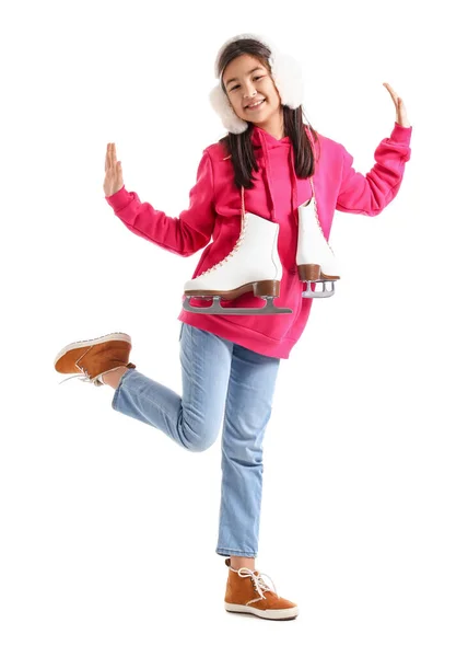小さなアジアの女の子でEarmuffとともにアイススケート上の白い背景 — ストック写真