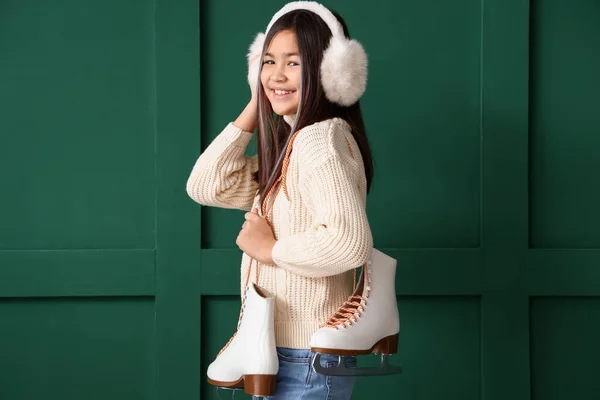 穿着保暖衣服 绿色背景冰鞋的亚洲小女孩 — 图库照片