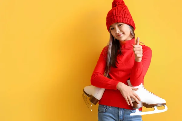 Klein Aziatisch Meisje Warme Kleren Met Schaatsen Tonen Duim Gele — Stockfoto