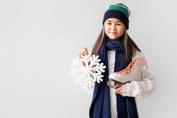 Μικρό Κορίτσι Της Ασίας Ζεστά Ρούχα Παγοδρομία Και Νιφάδες Χιονιού — Φωτογραφία Αρχείου