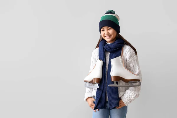 Petite Fille Asiatique Vêtements Chauds Avec Patins Glace Sur Fond — Photo