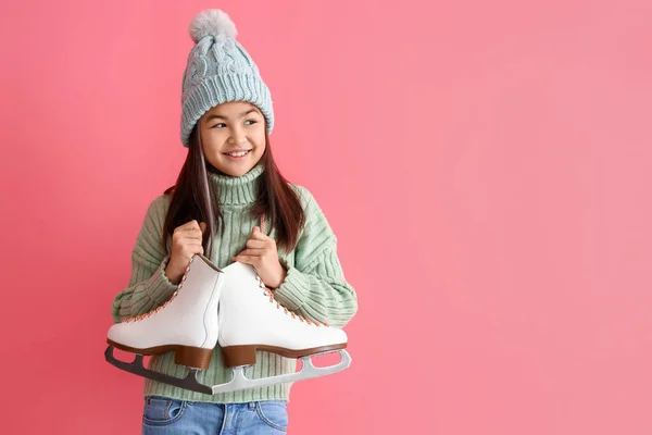 Kis Ázsiai Lány Meleg Ruhát Korcsolyával Rózsaszín Háttér — Stock Fotó