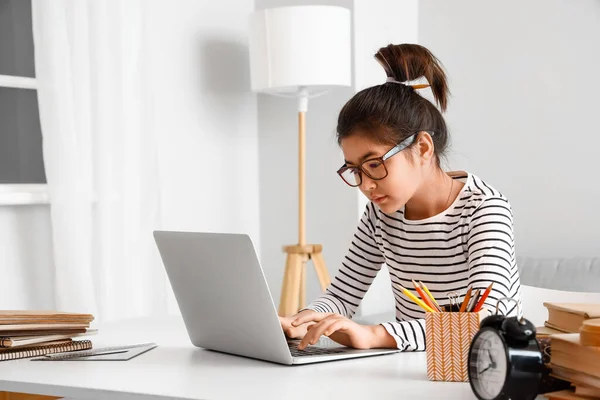 Mała Azjatka Studiuje Online Laptopem Domu — Zdjęcie stockowe