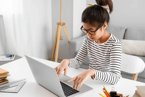 Mała Azjatka Ucząca Się Nauczycielem Online Domu — Zdjęcie stockowe