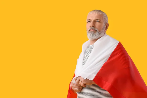 Hombre Maduro Con Bandera Polonia Sobre Fondo Amarillo — Foto de Stock