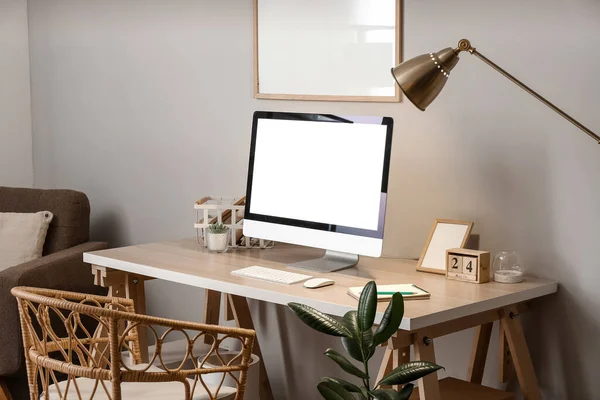 Bekväm Arbetsplats Med Modern Dator Och Glödande Lampa Nära Grå — Stockfoto