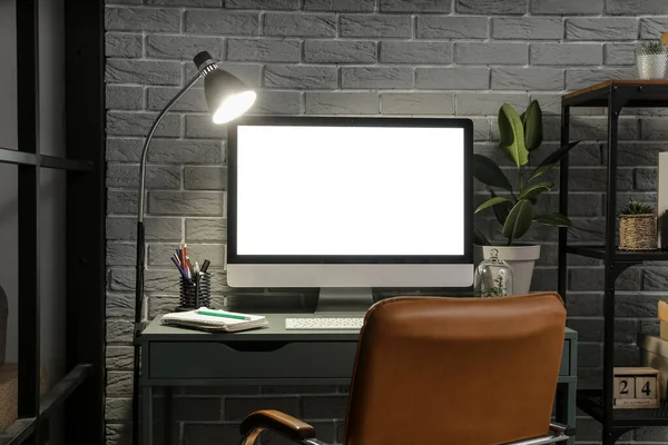 Arbetsplats Med Modern Dator Brevpapper Leveranser Och Glödande Lampa Nära — Stockfoto