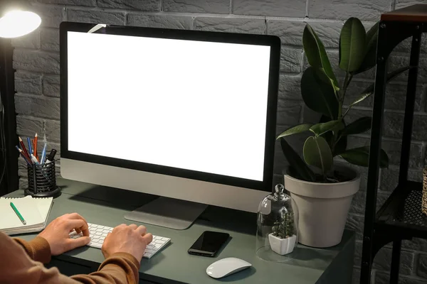 Man Working Modern Computer Dark Room — Stock Photo, Image