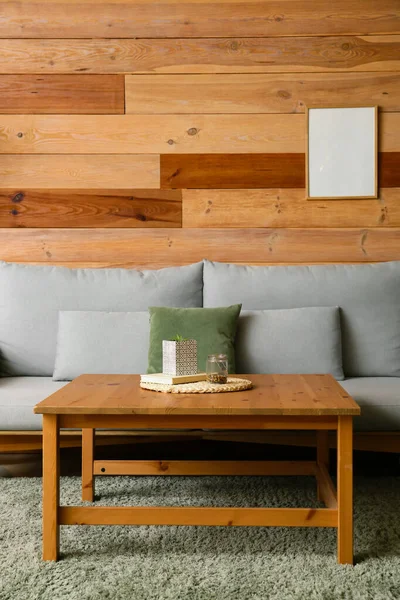 Tafel Comfortabele Bank Buurt Van Houten Muur Kamer — Stockfoto