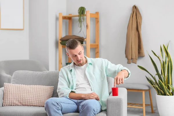 Homem Ligando Alto Falante Portátil Sem Fio Sofá Quarto — Fotografia de Stock