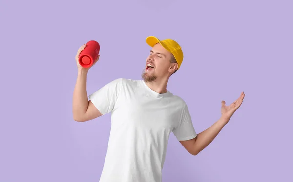 Man Holding Wireless Portable Speaker Singing Violet Background — Stock Photo, Image