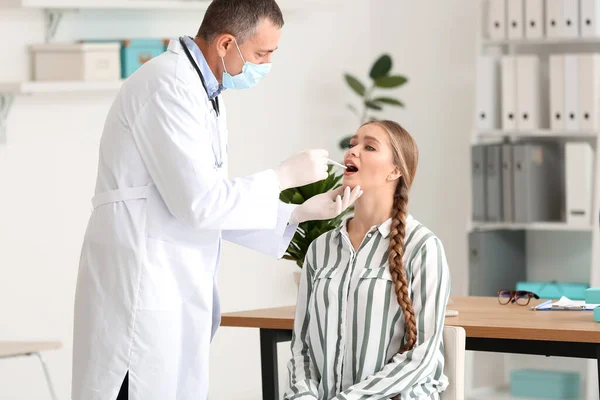 Doctor Examining Woman Sore Throat Clinic — Stock Photo, Image