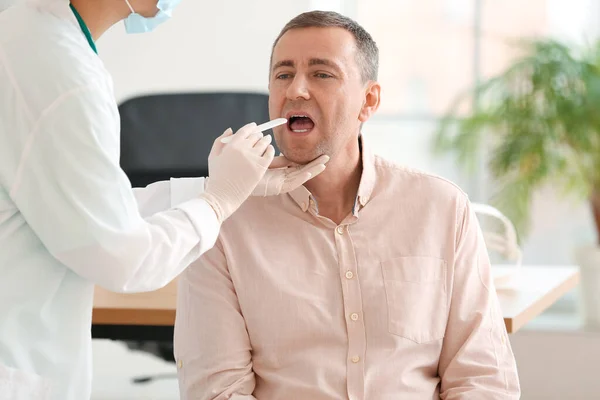 Doctor Examining Man Sore Throat Clinic — Stock Photo, Image