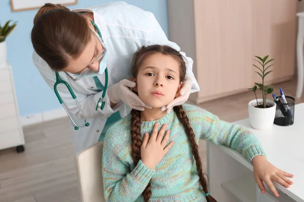 Orvos Vizsgálja Kislány Nyakát Klinikán — Stock Fotó