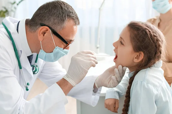 Doctor Examining Little Girl Sore Throat Clinic — Stock Photo, Image