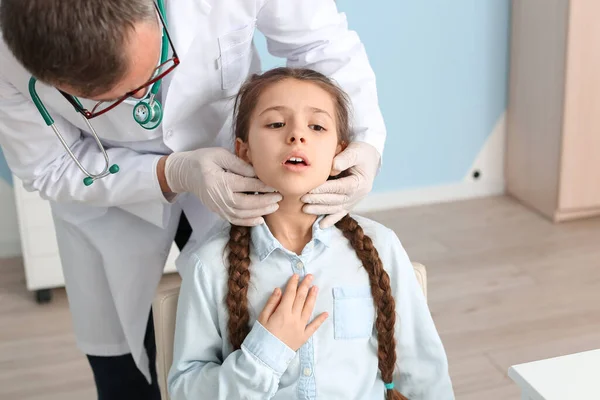 Läkare Undersöker Lilla Flickans Nacke Kliniken — Stockfoto