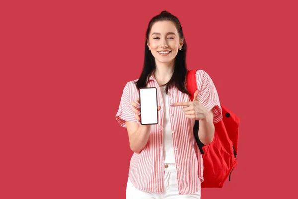 Портрет Счастливой Студентки Мобильным Телефоном Фоне Цвета — стоковое фото