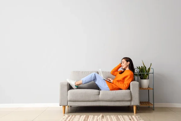 Beautiful Young Woman Laptop Resting Couch Home — Stock Photo, Image