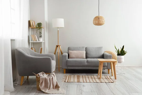 Élégant Intérieur Pièce Lumineuse Avec Canapé Fauteuil Table Bois — Photo