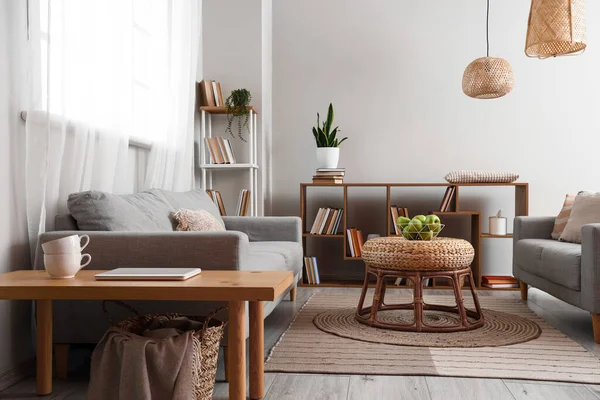 Interieur Van Kamer Met Planken Bank Tafel — Stockfoto