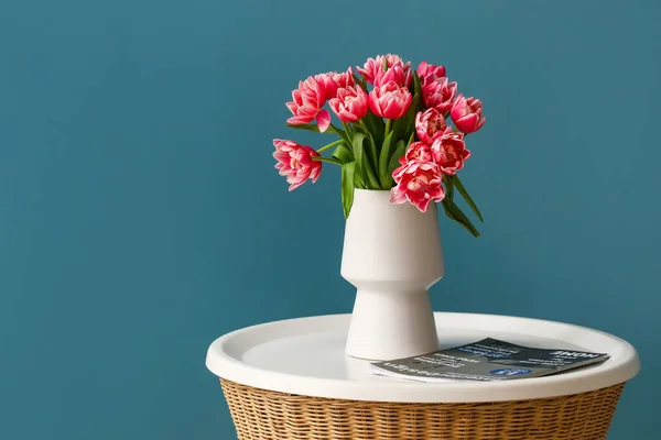 Vase Tulips Magazine Table Color Wall — Stock Photo, Image