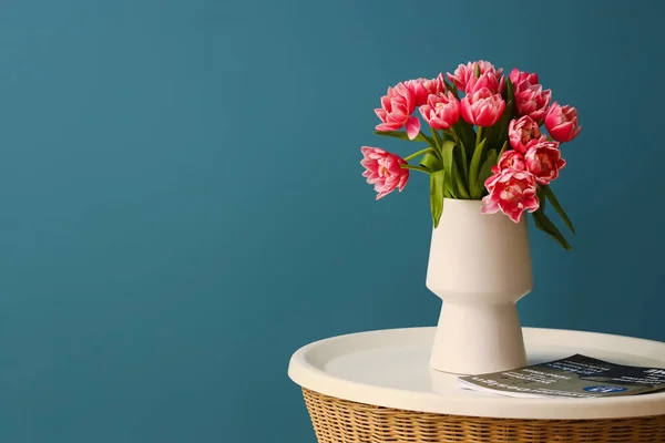 Vaas Met Tulpen Tijdschrift Tafel Buurt Van Kleur Muur — Stockfoto