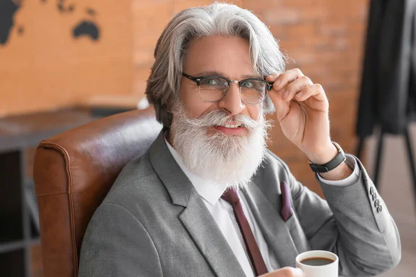 Knappe Volwassen Bebaarde Zakenman Die Koffie Drinkt Het Kantoor — Stockfoto