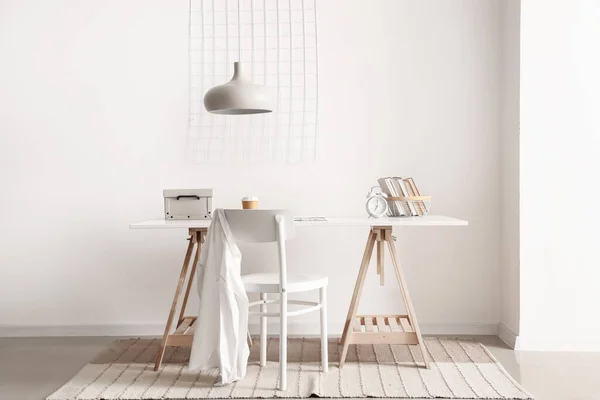 Intérieur Pièce Lumineuse Avec Lieu Travail Confortable Près Mur Blanc — Photo