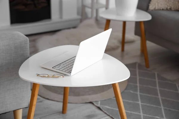 Laptop Moderno Mesa Branca Quarto — Fotografia de Stock