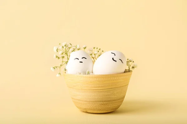 Yaratıcı Paskalya Yumurtaları Bej Arka Planda Çiçekler — Stok fotoğraf