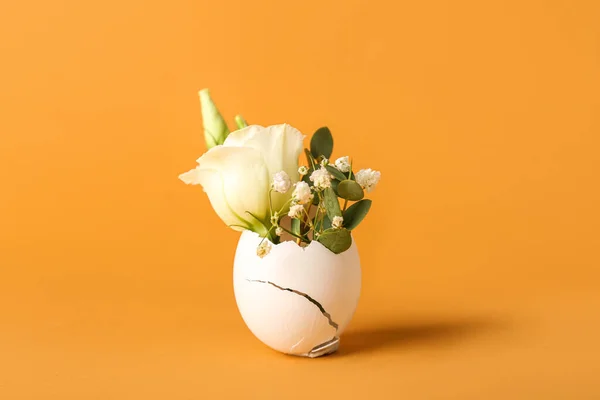 Composition Beautiful Flowers Broken Egg Orange Background — Stock Photo, Image