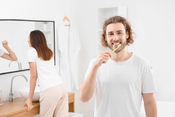 Schöner Junger Mann Beim Zähneputzen Badezimmer — Stockfoto