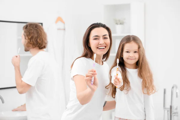 小さな女の子と彼女の母親とともに歯ブラシでバスルーム — ストック写真
